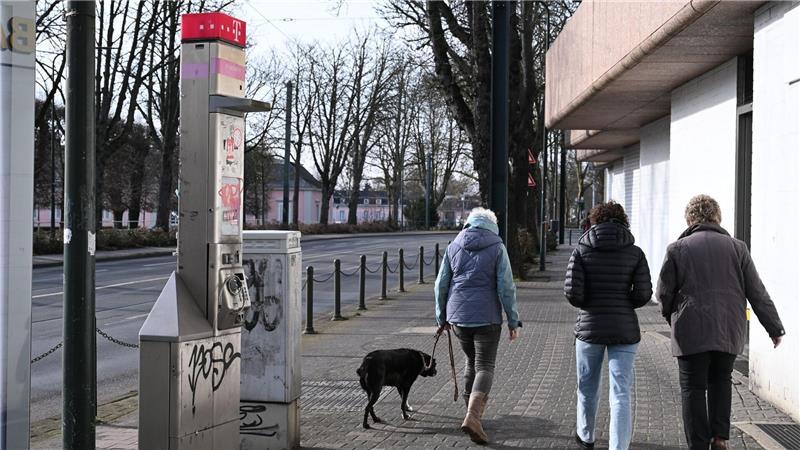 Eine schrottreife Telefonstele beim Schloss Benrath.
