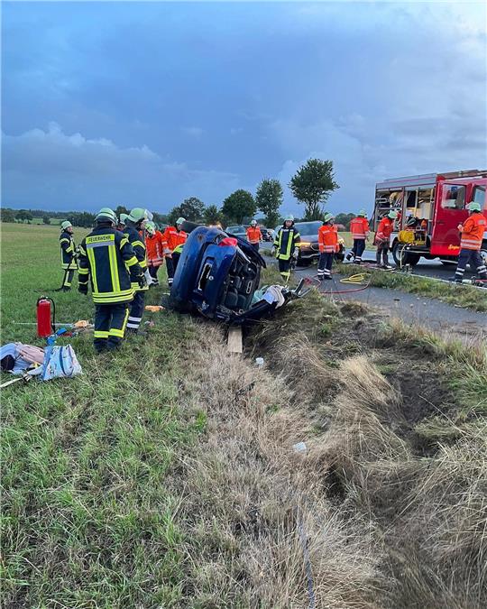 Eine schwangere Frau kam nach links von der Fahrbahn ab, überschlug sich mit ihrem Wagen und und landete letztendlich mit ihrem Fahrzeug im Graben. Foto: Feuerwehr