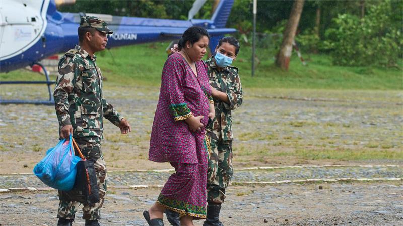 Himalaya-Sturzflut: Über 500 Tote, deutsche Familie gerettet Eine schwangere Frau sollte mit dem Hubschrauber nach Kathmandu geflogen werden.