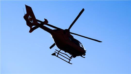 Eine schwer verletzte junge Frau wurde per Rettungshubschrauber ins Krankenhaus geflogen. (Archivbild)