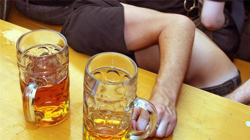 Rauschtrinken: So geht Erste Hilfe bei Alkoholvergiftung Eine schwere Alkoholvergiftung kann lebensgefährlich sein: Bei Verdacht sollte sofort die 112 gewählt werden.