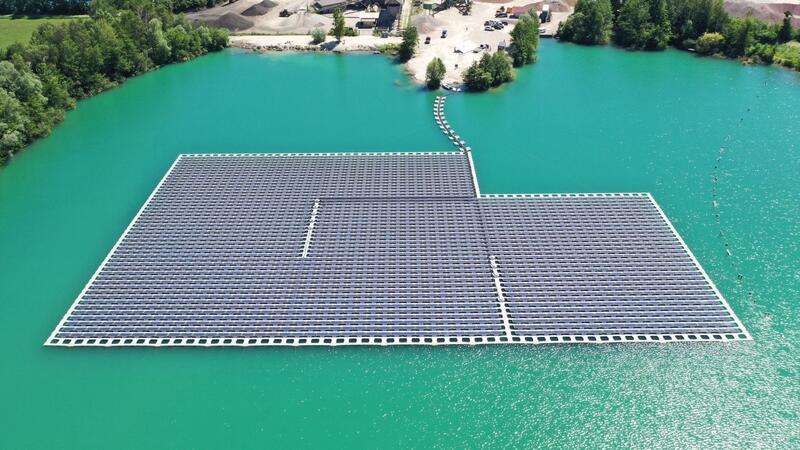Eine schwimmende Photovoltaik-Anlage auf einem Baggersee. Bis 2045 soll Deutschland klimaneutral werden. Der Umbau der deutschen Energieversorgung soll höchste Priorität haben.