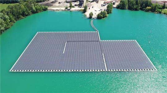 Eine schwimmende Photovoltaik-Anlage auf einem Baggersee. Bis 2045 soll Deutschland klimaneutral werden. Der Umbau der deutschen Energieversorgung soll höchste Priorität haben.