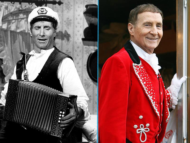 Völlig zurückgezogen – „Seemann“ Freddy Quinn feiert 90. Geburtstag Eine seltene Aufnahme: Freddy Quinn im Jahr 2006 im Kostüm eines Zirkusdirektors (rechts). Bekannter dagegen: Quinn als Seemann Johnny Krüger in dem Musical "Große Freiheit Nr.7" in Hamburg. Foto: Cornelia Gus/dpa