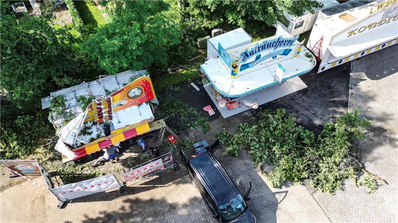 Eine stark beschädigte Schaustellerbude auf dem Schützenfest