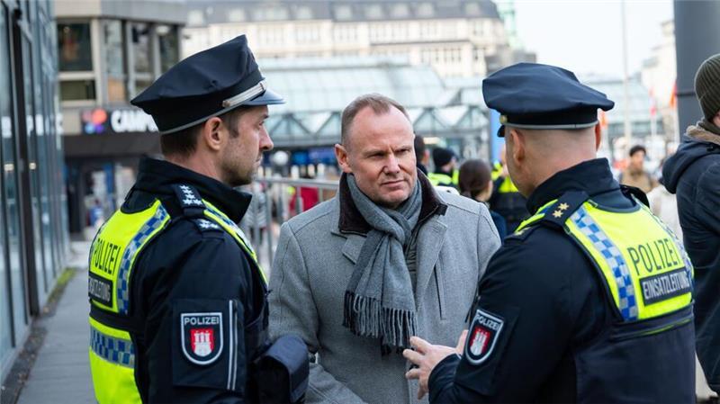 Eine starke Polizeipräsenz habe den Hamburger Hauptbahnhof sicherer gemacht, sagt Innensenator Andy Grote.