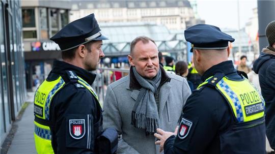 Eine starke Polizeipräsenz habe den Hamburger Hauptbahnhof sicherer gemacht, sagt Innensenator Andy Grote.