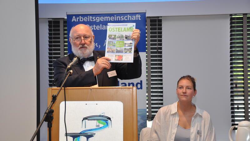 Auszeichnung: Sie erschufen Engelschoffs Dorfmittelpunkt Eine starke Stimme ist die Arbeitsgemeinschaft Osteland auch in ihrem Jubiläumsjahr: der Zweite Vorsitzende Harald Kleinmann und Hannah Wedemeyer, die am Sonntag den „Tag der Oste“ moderierte.
