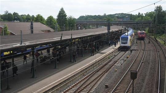 Eine technische Störung in einem Stellwerk am Bahnhof Harburg sorgt für Beeinträchtigungen im Bahnverkehr. (Archivbild)