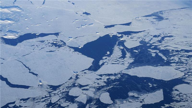 Eine teils zugefrorene Fjordlandschaft in Grönland (Illustration).