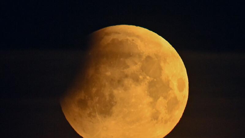 Eine teilweise Mondfinsternis ist an diesem Wochenende am Himmel zu beobachten. (Archivbild)