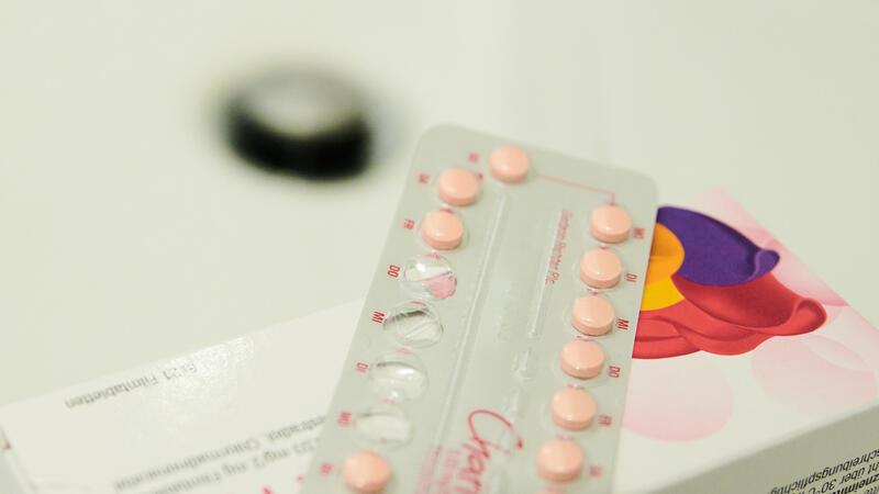 Kostenlose Verhütungsmittel für gut 1000 armutsbetroffene Frauen Eine teilweise geöffnete Monatspackung der Antibabypille liegt auf einem Waschbecken.