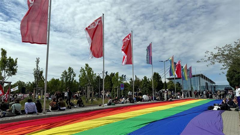 Mehr als 30.000 Menschen protestieren gegen AfD-Parteitag Eine übergroße Regenbogenfahne liegt ausgebreitet neben einer Kundgebung des DGB in Erfurt