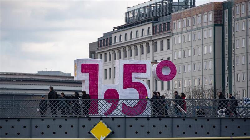 1,5 Grad sind übertroffen - ist das 1,5-Grad-Ziel verfehlt? Eine übergroße Zahl haben Anhänger und Mitglieder der Umweltschutzbewegung Extinction Rebellion auf der Marschallbrücke in Berlin aufgestellt. (Archivbild)