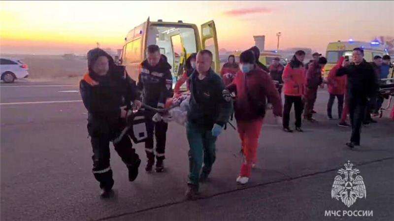 Baku geht von russischem Treffer auf Flugzeug aus Eine überlebende Person wird nach dem Flugzeugunglück abtransportiert.