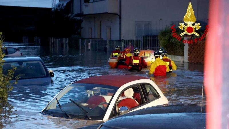 Neue Wetterwarnungen nach Unwettern in Italien Eine überschwemmte Straße, in der zahlreiche Autos unter Wasser stehen, in Lamporecchio.
