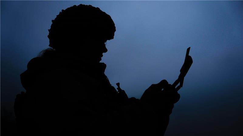 Eine ukrainische Drohnenoperatorin fliegt eine Vampire-Drohne.