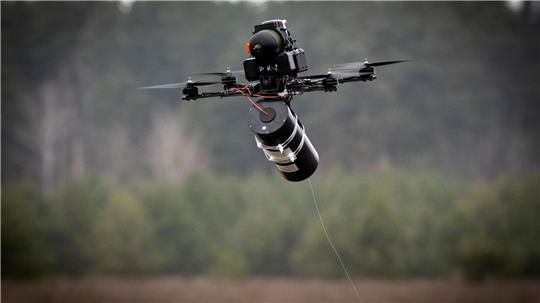 Eine ukrainische FPV-Drohne fliegt auf einer Militärmesse an einem ungenannten Ort in der Region Kiew. 