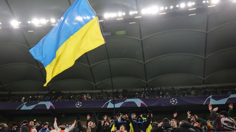 Donezk-Heimspiele finden weiter in Hamburg statt Eine ukrainische Fahne weht im Stadion.