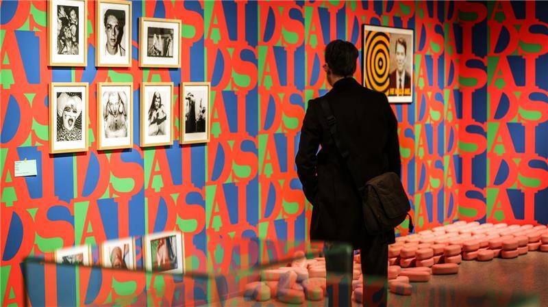 Eine umfangreiche Ausstellung in der Bundeskunsthalle erzählt die Geschichte der Sexarbeit. 