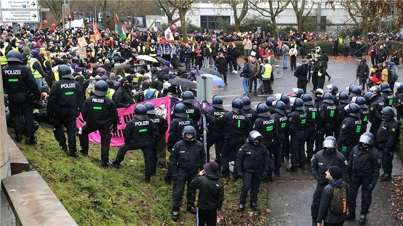 Eine unangemeldete Demonstration an der Konrad-Adenauer-Brücke in Gießen.