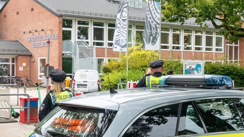 Eine unklare Bedrohungslage an einer Hamburger Schule hat einen Großeinsatz in Eidelstedt ausgelöst. (Symbolbild)
