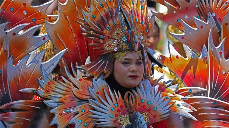 Eine verkleidete Person nimmt an dem Karneval zur Feier zum 80. Jahrestag der indonesischen Unabhängigkeit in Banda Aceh teil. 