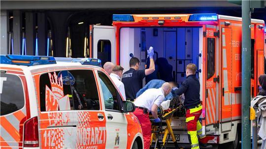 Eine verletzte Frau wird von Rettungskräften versorgt.