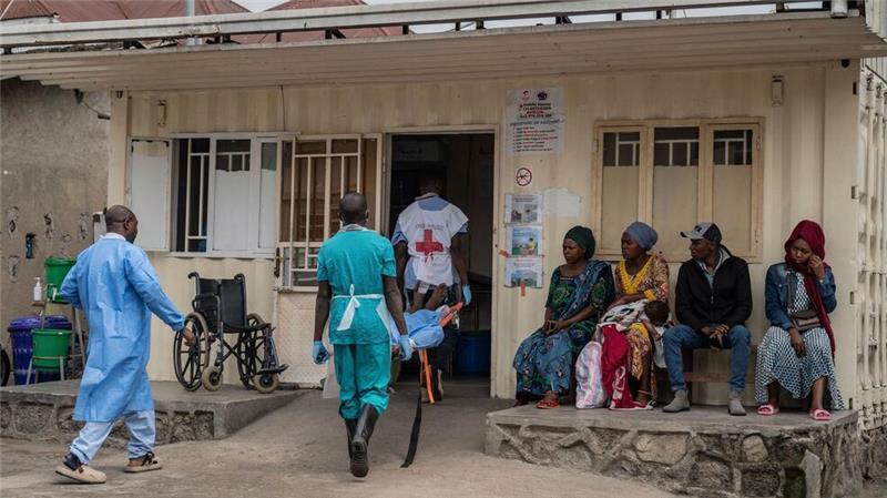 Vereinzelter Widerstand in Goma hält an - Kliniken überfüllt Eine verletzte Person wird in Goma in ein Krankenhaus gebracht. Die humanitäre Situation spitzte sich zuletzt weiter zu. (Archivbild)