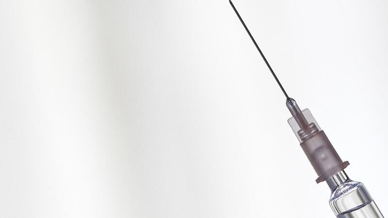 Eine vermeintliche Schönheitsklinik in Vietnam war nur zum Haareschneiden zugelassen - trotzdem hat man einer 17-Jährigen so genannte Fillers injiziert. Nun ist das Mädchen auf einem Auge blind (Symbolbild).