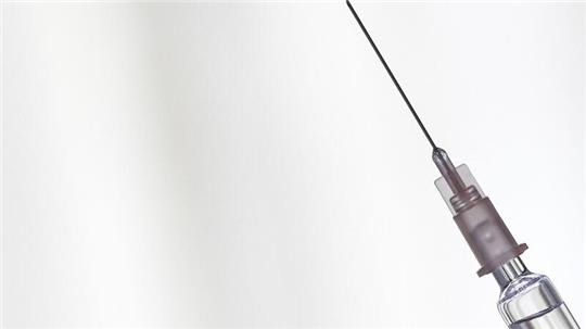 Eine vermeintliche Schönheitsklinik in Vietnam war nur zum Haareschneiden zugelassen - trotzdem hat man einer 17-Jährigen so genannte Fillers injiziert. Nun ist das Mädchen auf einem Auge blind (Symbolbild).