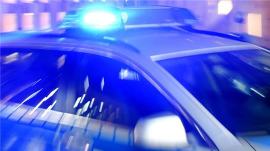 Ein Blaulicht auf dem Dach eines Polizeiautos.