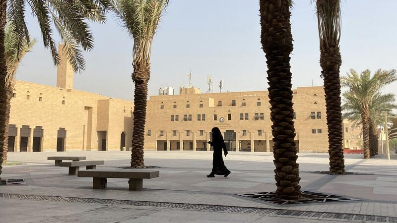 Eine verschleierte Frau in der saudischen Hauptstadt Riad. Saudi-Arabien - im WEF-Bericht über die Gleichstellung der Geschlechter auf einem der unteren Plätze - übernimmt den Vorsitz in der UN-Kommission zur Frauenförderung.