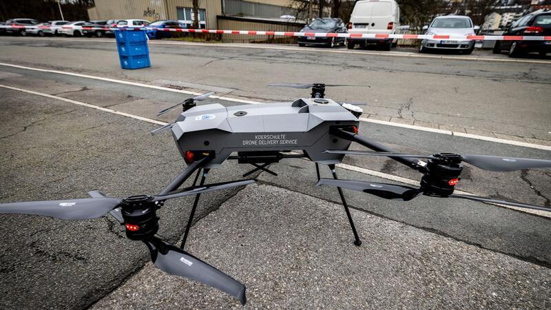 Maschinenteile von oben - gehört Lieferdrohnen die Zukunft? Eine voll automatisierte Drohnen-Flotte soll Unternehmen in Lüdenscheid, die vom A45-Rahmede-Brückendesaster stark belastet ist, dringend benötigte Teile über die Staus hinweg aus der Luft anliefern.
