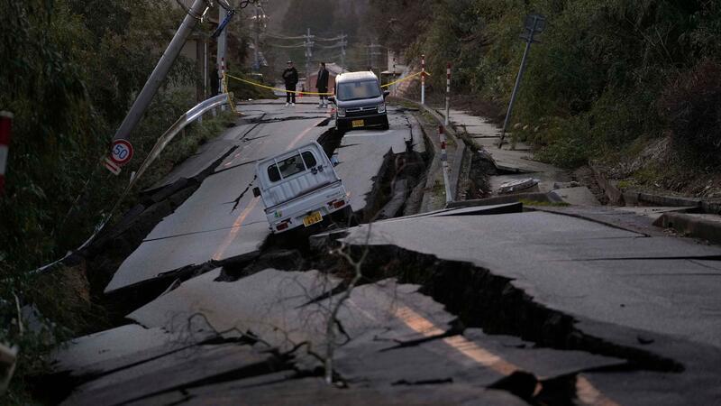 Erdbeben in Japan: Zahl der Todesopfer steigt weiter Eine vom Erdbeben zerstörte Straße in Noto Stadt in Japan.