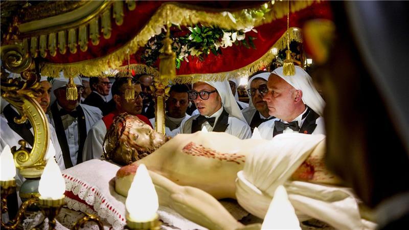 Eine vom Kreuz abgenommene Statue des toten Christus wird bei den Karfreitagsriten durch die Straßen getragen.