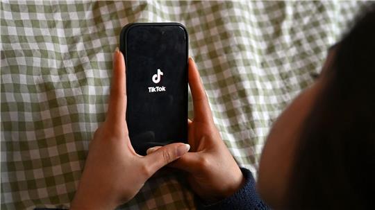 Eine von der Bundesregierung eingesetzte Kommission mit Fachleuten soll bis zum Sommer Empfehlungen für besseren Kinder- und Jugendschutz im Netz vorlegen. (Symbolbild)