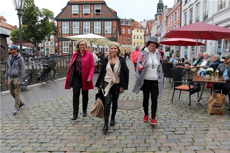 Eine von ihnen wird die Heimatshopperin 2020, alle drei haben sich von Kopf bis Fuß in der Stader Innenstadt neu ausgestattet: Heike Hellwege, Johanna Krämer und Silke Metke (von links). 