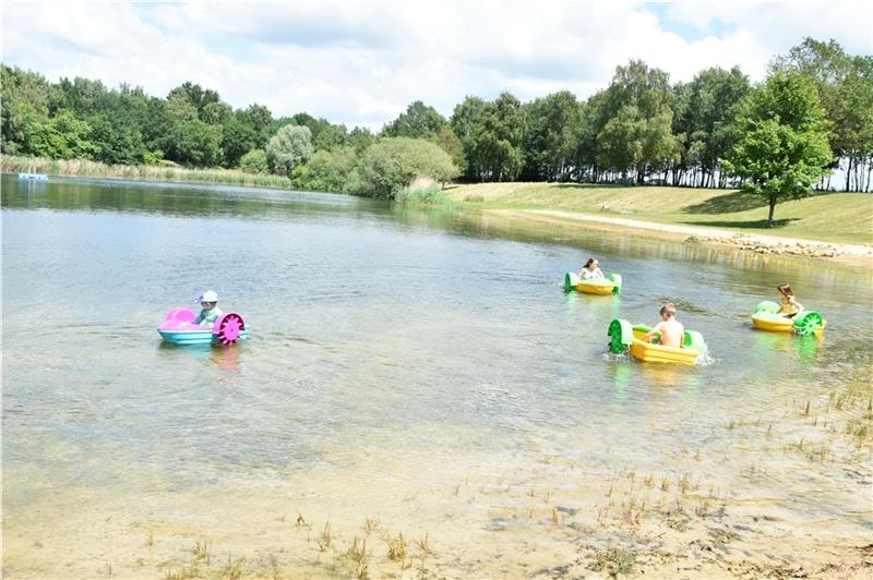 Eine von verschiedenen Attraktionen und Spielmöglichkeiten : Viel Spaß bringt den Kindern das Fahren mit den Minibooten. Foto: Felsch