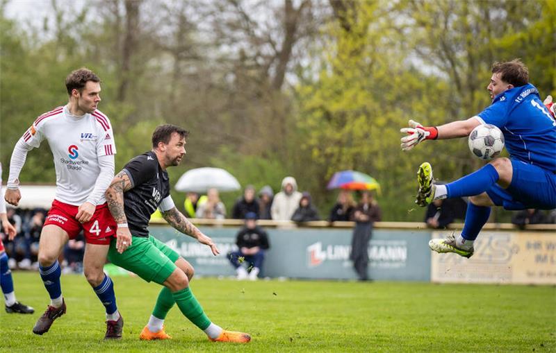 Eine von vielen Chancen in der zweiten Halbzeit: Hier hält Hagens Torhüter einen Kopfball von Fabio Dammann spektakulär.
