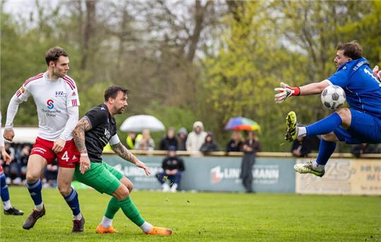 Eine von vielen Chancen in der zweiten Halbzeit: Hier hält Hagens Torhüter einen Kopfball von Fabio Dammann spektakulär.