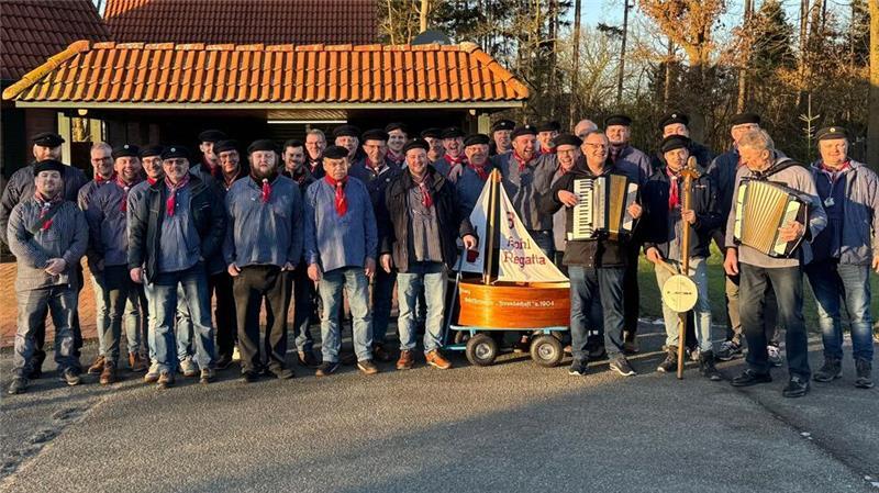 Eine von zwei Schipper-Crews, die durchs Dorf ziehen.