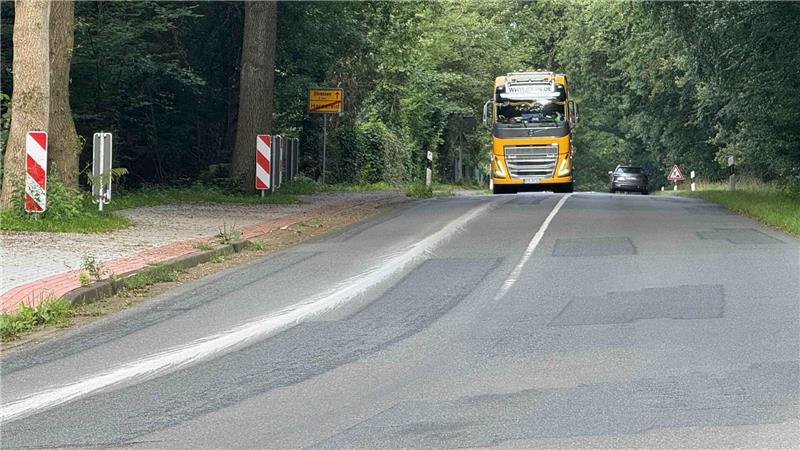 Eine weiße Linie führt durch Harsefeld nach Ohrensen. Sie ist aus Kalk und soll den Kater zur Katze leiten - so sagt es der Brauch.