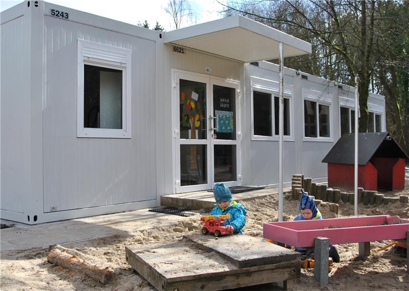 Eine weiße „Schatzkiste“ steht im Garten des Dollerner Kindergartens. So nennen die Kinder den neuen Container , in dem die Vormittagsgruppe aus der ehemaligen Außenstelle untergebracht ist. Foto Lohmann