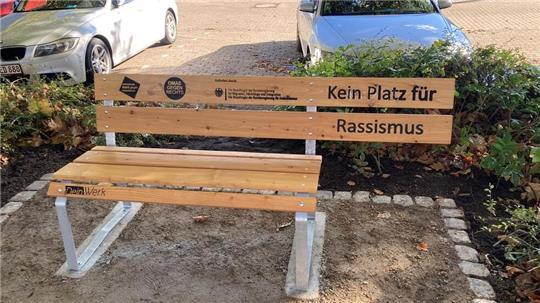 Eine weitere Bank gegen Rassismus wird am 9. November enthüllt.