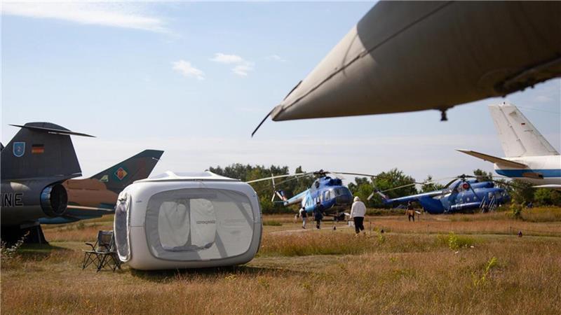 Camping im Museum: Wo Wohnmobile zwischen historischen Flugzeugen stehen Eine weitere Übernachtungsoption neben den Wohnmobilen gibt es mit dem Sleeperoo, einem Schlafwürfel, der im Winter im Inneren des Museums steht und in den Sommermonaten zwischen historischen Fluggeräten auf dem Außengelände.