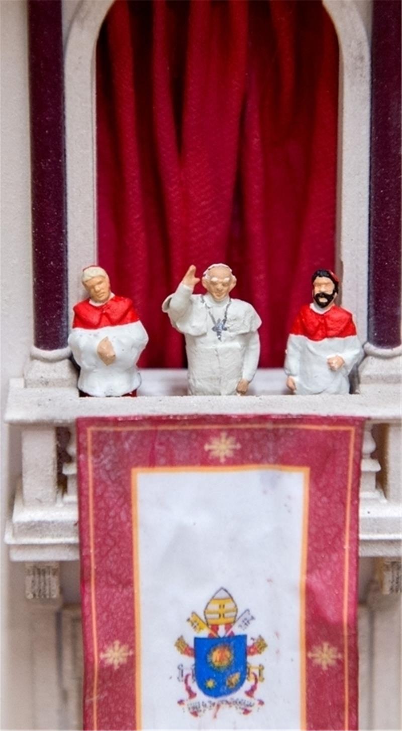 Eine winzige Papst-Figur winkt in einer Werkstatt des „Miniatur Wunderlands“ in Hamburg aus einem Modellgebäude. Auf über 190 Quadratmetern erstreckt sich der neue Italien-Abschnitt in der größten Modelleisenbahnanlage der Welt in der Speic