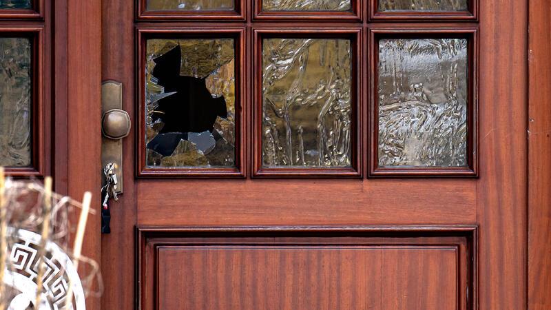 Vier Tote in Scheeßel: Auch dreijähriges Kind erschossen – Haftbefehl erlassen Eine zerbrochene Scheibe an der Eingangstür zu einem Einfamilienhaus in der Gemeinde Scheeßel.