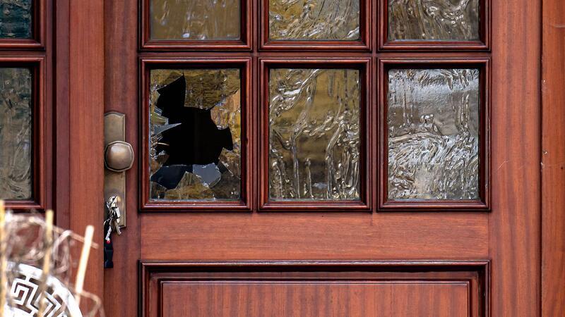 Eine zerbrochene Scheibe an der Eingangstür zu einem Einfamilienhaus in der Gemeinde Scheeßel.