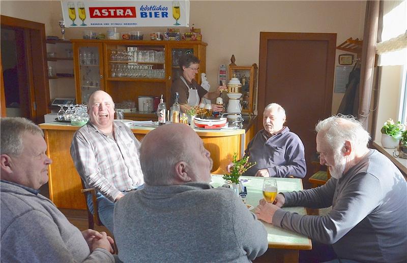 Eine zufällig zusammengefundene Runde mit Schlachter Johannes Müller (Zweiter von links). Hinter dem Tresen steht Marion Müller.